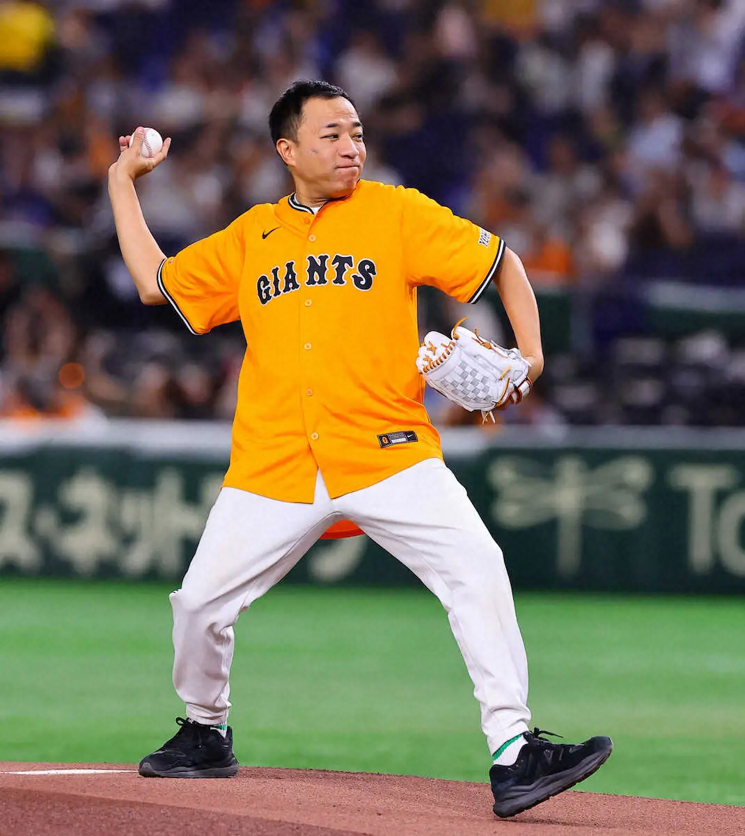 【画像・写真】ナイツ塙宣之　巨人愛あふれるファーストピッチで魂の“橙球”　背番号は「712」、土屋伸之が捕手役