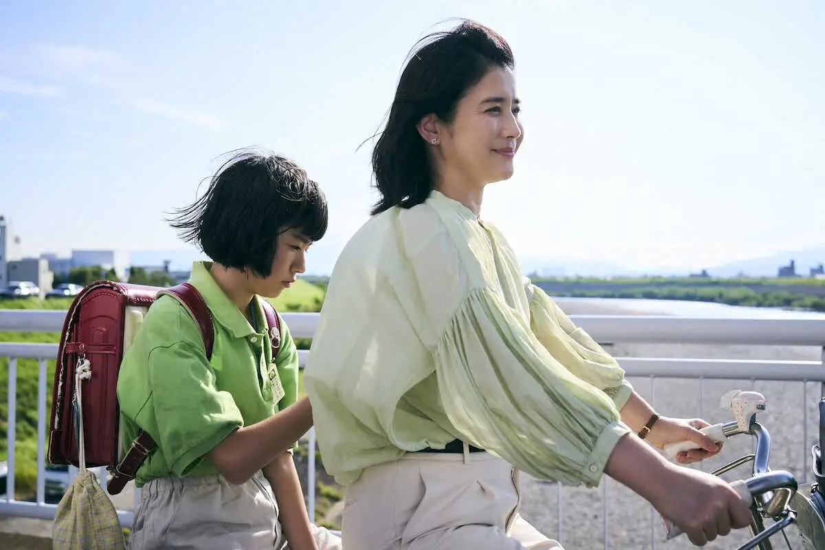 【画像・写真】「ルノワール」では母親役を演じる。左は娘役で主演の鈴木唯