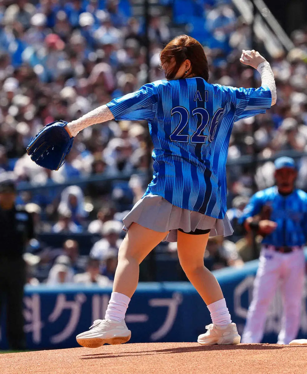 【画像・写真】篠崎愛　ミニスカート×ルーズソックスで始球式に登場！ワンバン投球に苦笑い