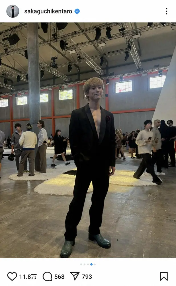 【画像・写真】坂口健太郎　胸筋のぞくスーツ姿披露に「この美しさはアート」「大人の魅力が」「かっこよすぎ」の声