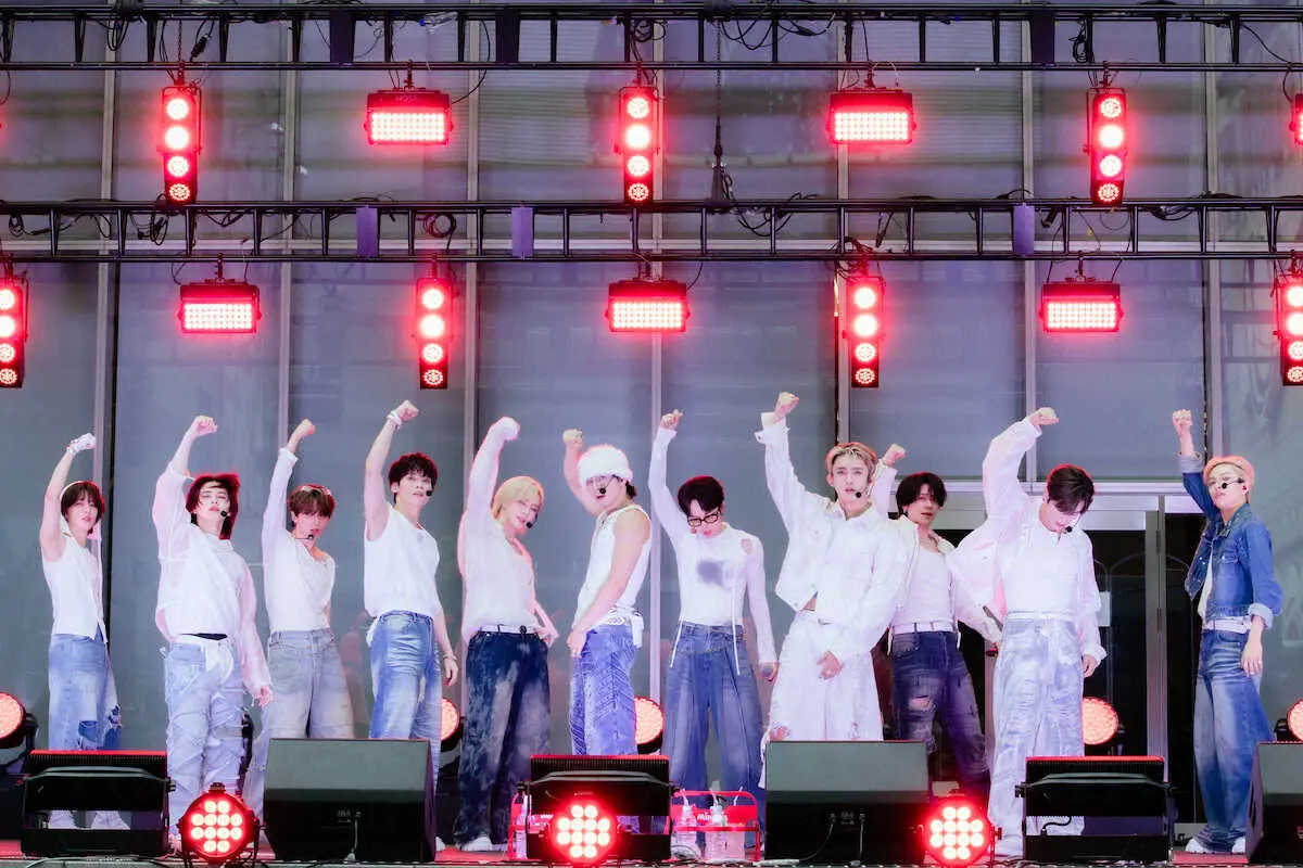 【画像・写真】INI　アルバム「THE　ORIGIN」リリース記念ライブ　ゴジラ前で800人沸かせた!!