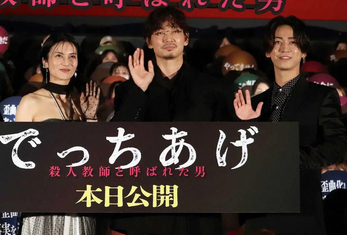 【画像・写真】映画「でっちあげ～殺人教師と呼ばれた男」の初日舞台あいさつに立った（左から）柴咲コウ、綾野剛、亀梨和也