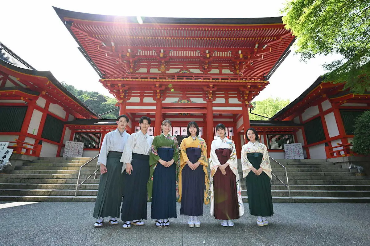 【画像・写真】近江神宮を参拝した（左から）山時聡真、齋藤潤、嵐莉菜、當真あみ、原菜乃華、上白石萌音
