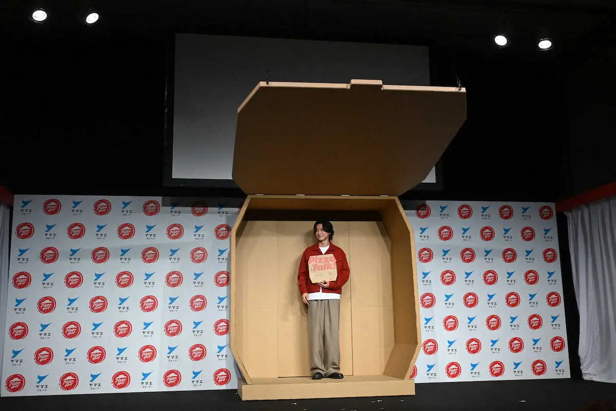 【画像・写真】山崎賢人　ピザの箱から登場「ピザの気持ちになりました」