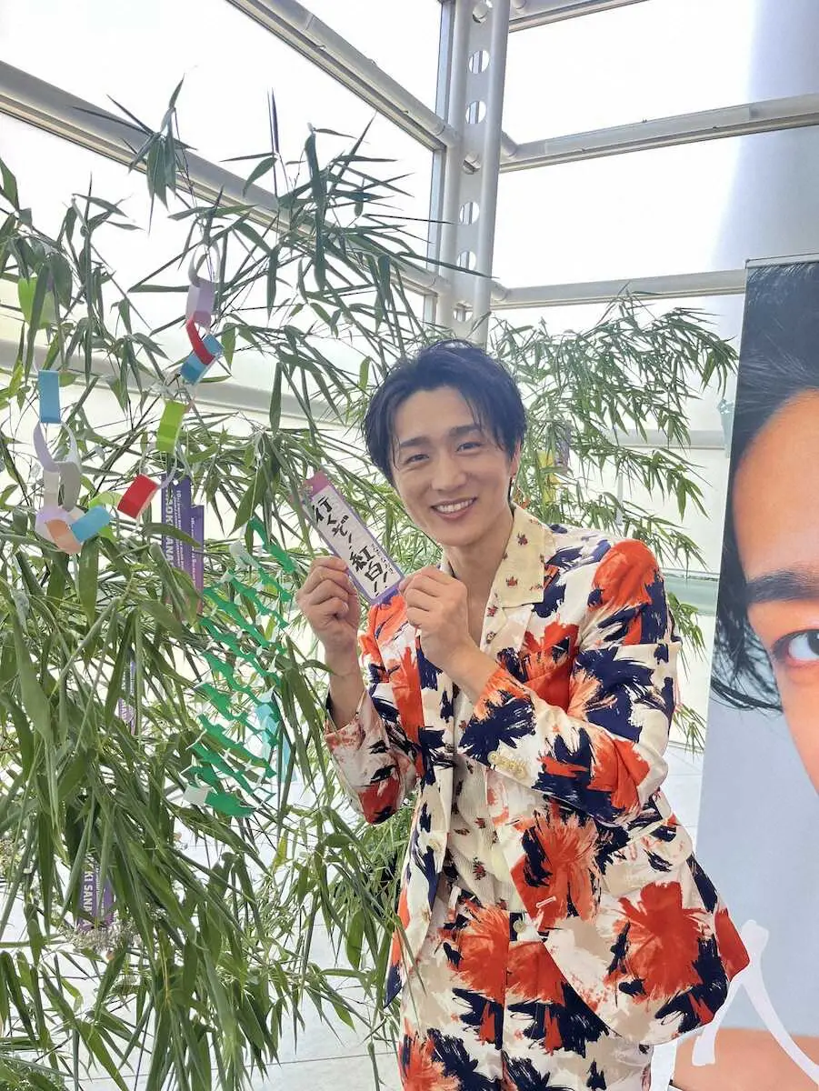 【画像・写真】真田ナオキ　短冊に願掛け「行くぞ！紅白!!」　全国ツアー開幕　師匠・吉幾三とデュエット