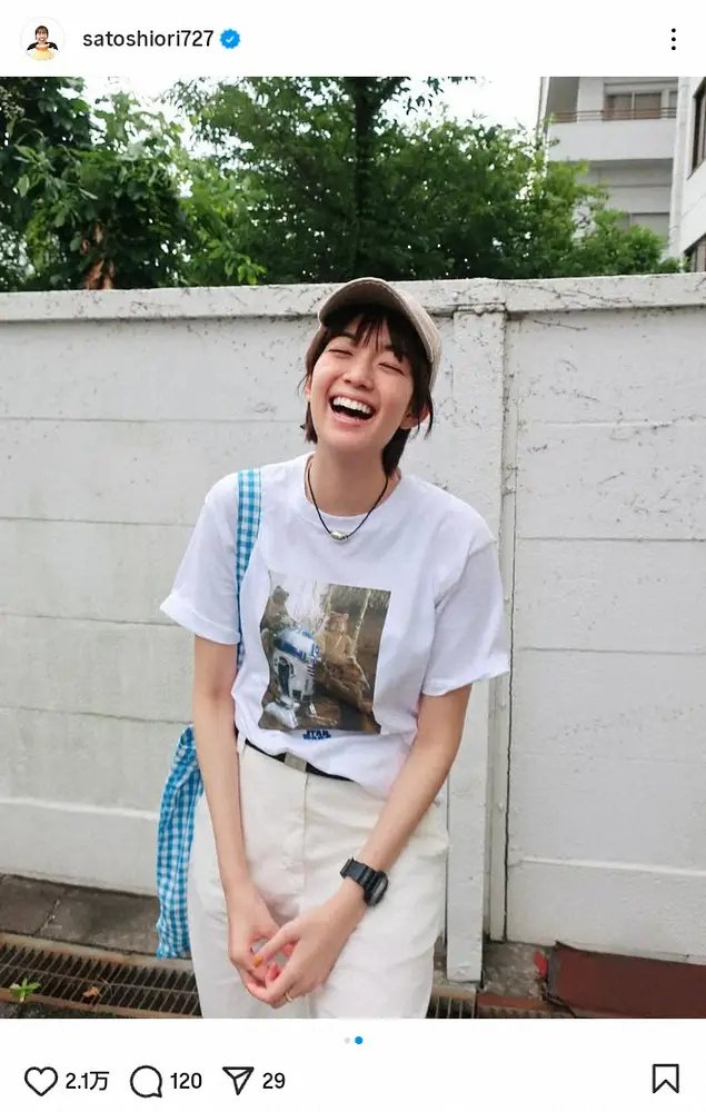 【画像・写真】「やっぱりモデルさん」佐藤栞里　ボーイッシュなTシャツコーデにファン「横顔きれい」「ホント可愛い」
