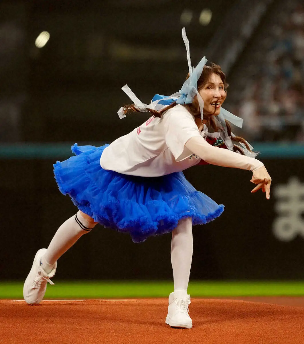 【画像・写真】振付師KABA.ちゃんミニスカ姿で始球式　ダイナミックな投球フォームでエスコンF沸かせた　