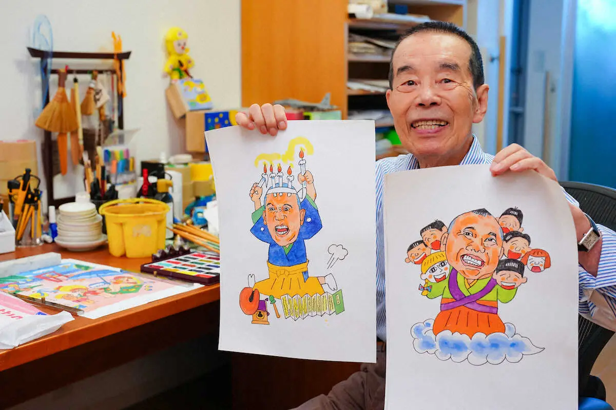 【画像・写真】作品を手に笑顔を見せる林家木久扇（撮影・会津　智海）