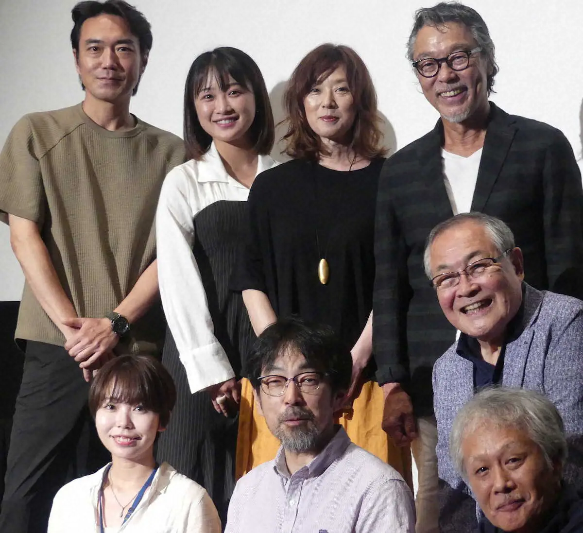 【画像・写真】「冬へのパッサカリア」の初日、坪川拓史監督（前列中央）を囲む小野武彦（中列右）ら出演者たち