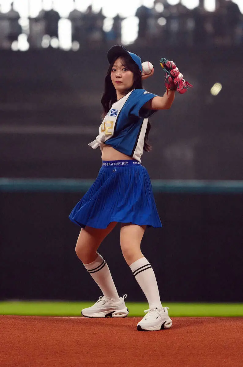 【画像・写真】鈴木愛理　ミニスカ＆ハイソ姿でファーストピッチ、慶大後輩に向かって一投　惜しくもノーバンならず