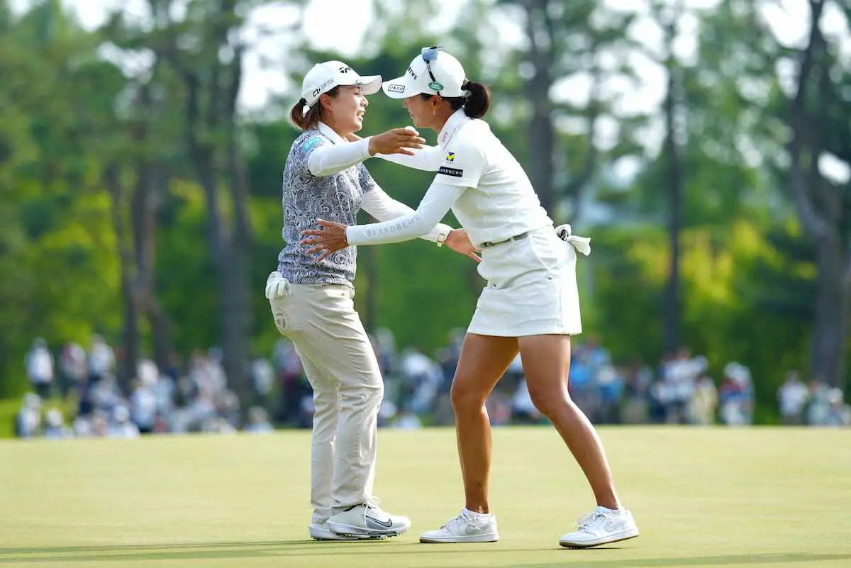 【画像・写真】＜資生堂・JALレディース・最終日＞プレーオフで優勝し木戸愛（右）とハグする永峰咲希（撮影・西尾　大助）