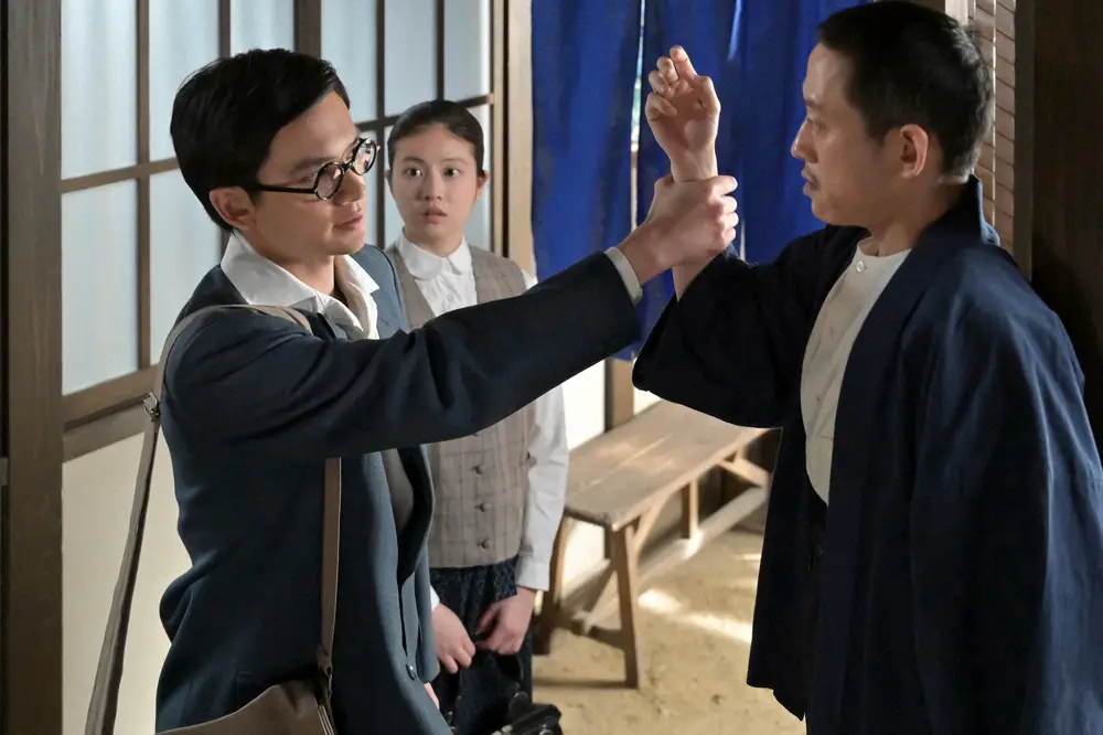 【画像・写真】連続テレビ小説「あんぱん」第73話。柳井嵩（北村匠海・左）は広告費の回収に訪れ、ビンタを食らうも…（C）NHK