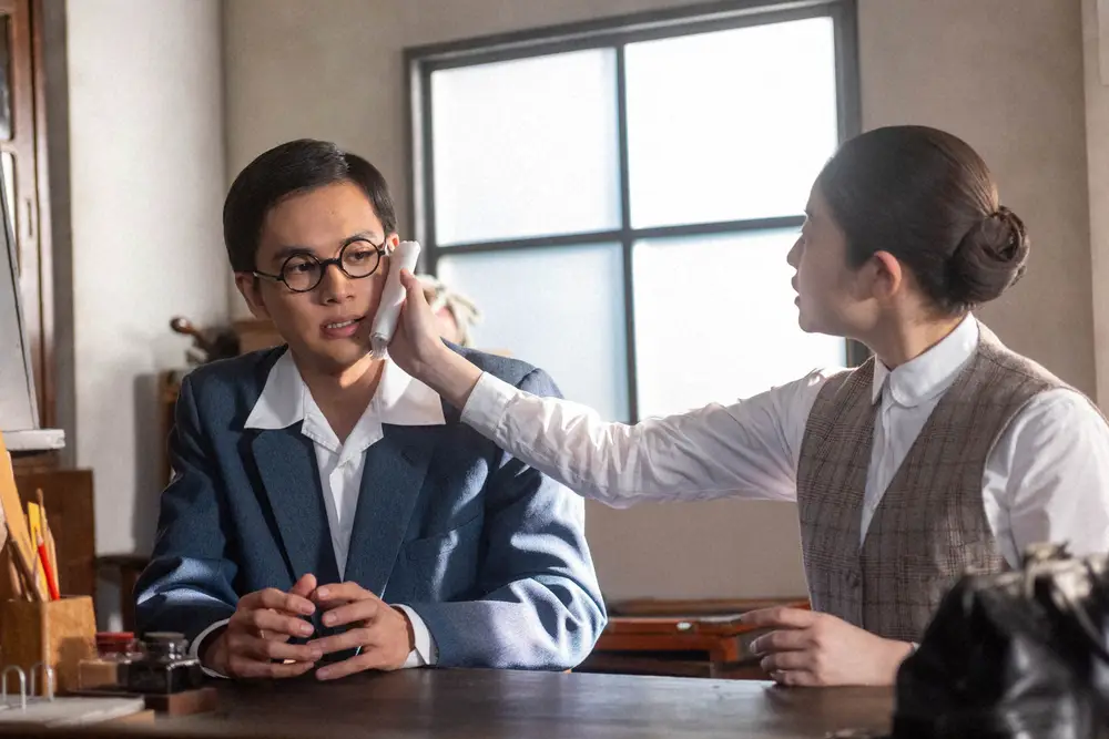 【画像・写真】連続テレビ小説「あんぱん」第73話。若松のぶ（今田美桜）は柳井嵩（北村匠海）の頬を冷やし…（C）NHK