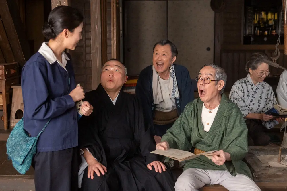 【画像・写真】連続テレビ小説「あんぱん」第73話。「月刊くじら」創刊号に朝田家の面々は…（C）NHK 