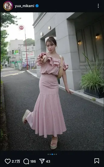 【画像・写真】三上悠亜　ギンガムチェックのピンクワンピ姿披露に「百万ドルの美しさ」「ほんと可愛いッッ」「お姫様」