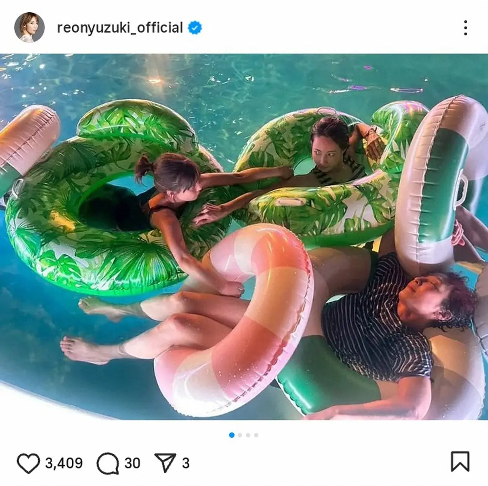 【画像・写真】芳根京子＆キムラ緑子が浮き輪でプカプカ…柚希礼音が投稿　激レア“ナイトプール”写真に「可愛すぎ」