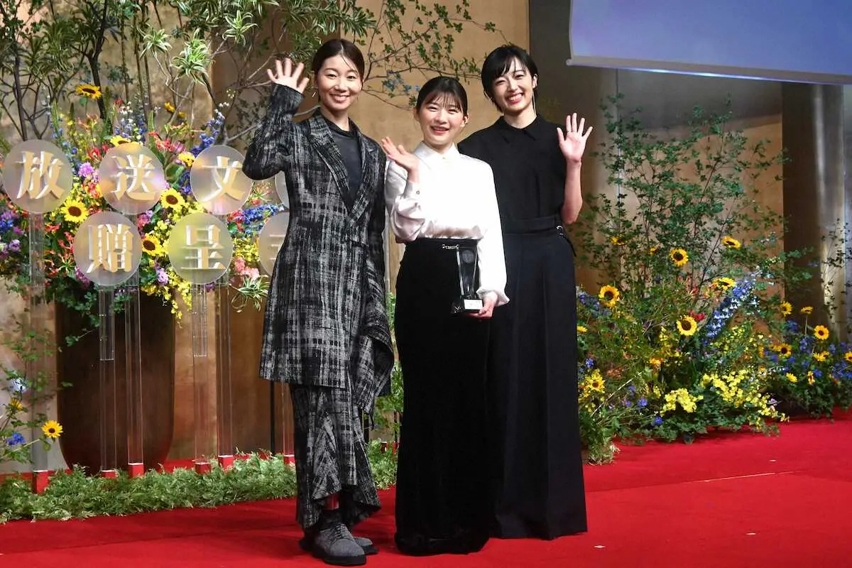 【画像・写真】伊藤沙莉　泣きながら登壇「虎に翼」“花江＆よね”の言葉に感極まる　放送文化基金賞贈呈式