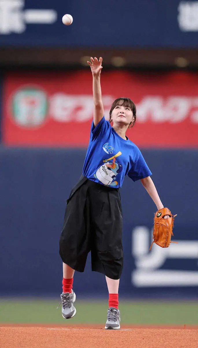 【画像・写真】葵わかなが始球式登場！　ノーバンならずも笑顔に場内メロメロ　ネット興奮「ギャン可愛！」