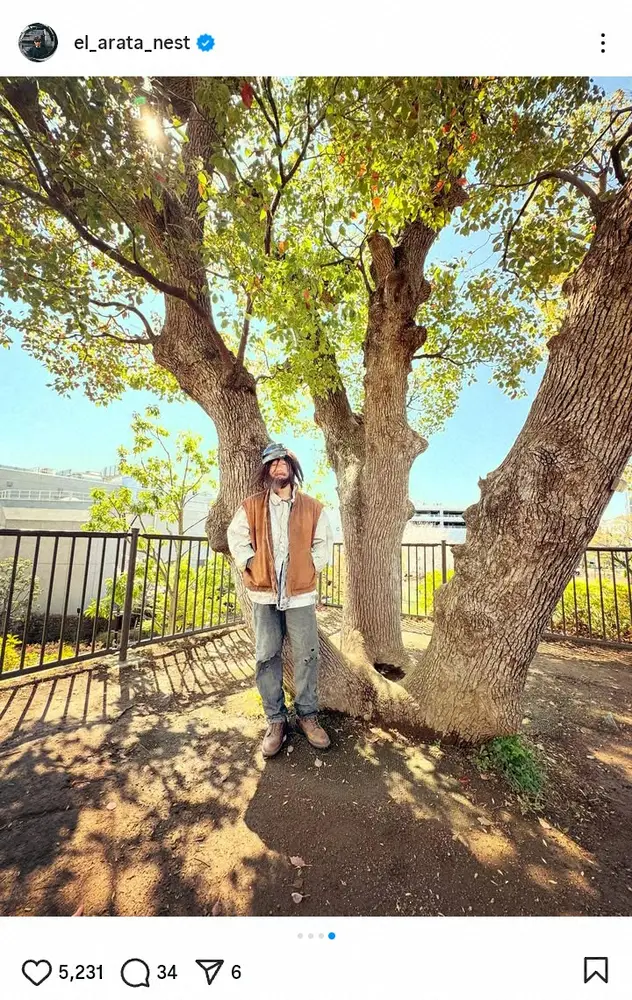 【画像・写真】「どうした」井浦新の激変オフショにファンびっくり「誰かと」「こういう姿新鮮」「おじいちゃんかわいい」