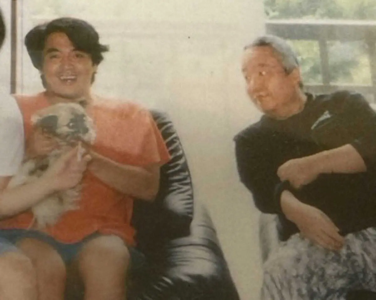 【画像・写真】丈（左）が20代の頃に軽井沢で撮影された石ノ森章太郎さんとの2ショット（本人提供）