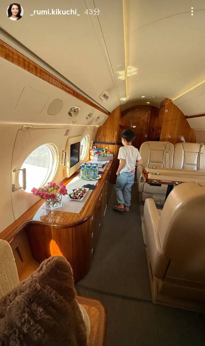 【画像・写真】深津瑠美　球宴出場の菊池雄星＆長男とともにチャーター機で出発　バラが飾られた豪華機内も披露
