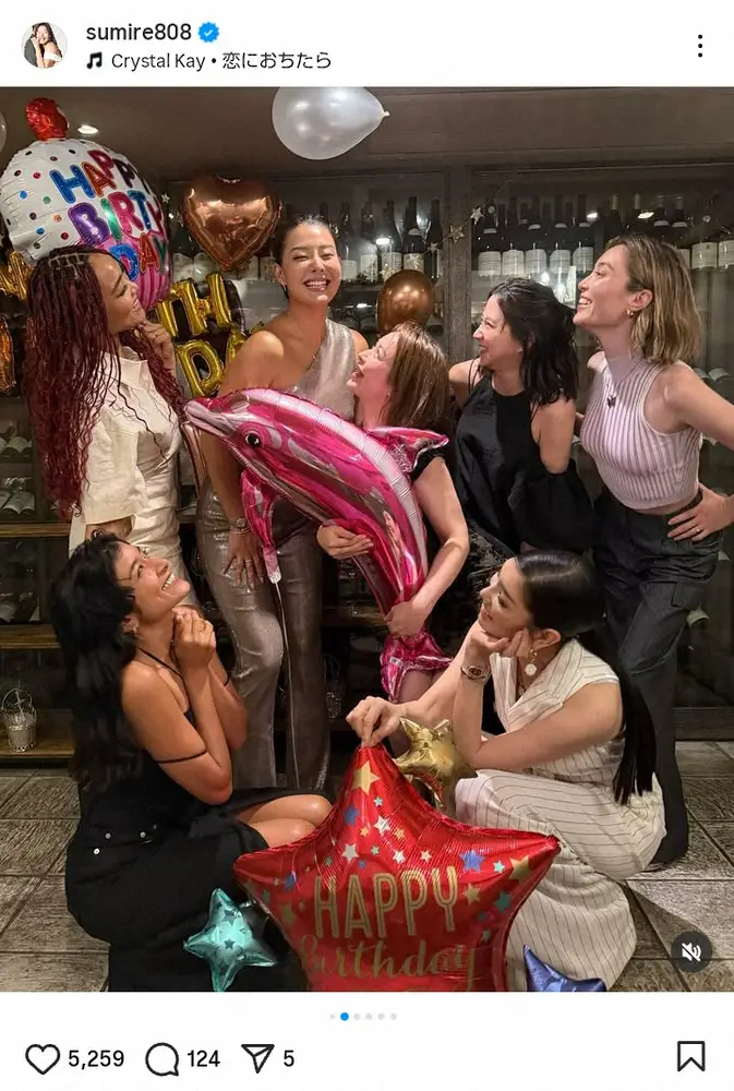 【画像・写真】すみれ「本当に幸せものだぁ」35歳の誕生日ショットは美女揃い！「セクシー」「めちゃくちゃ綺麗」