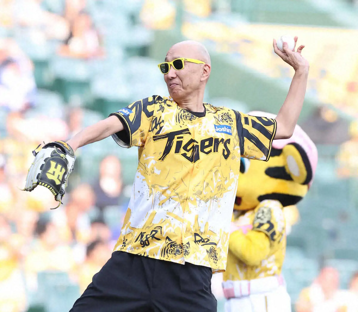 【画像・写真】阪神　サンプラザ中野君がファーストピッチに登場「最後まで頑張ってほしい」同姓の中野にエール