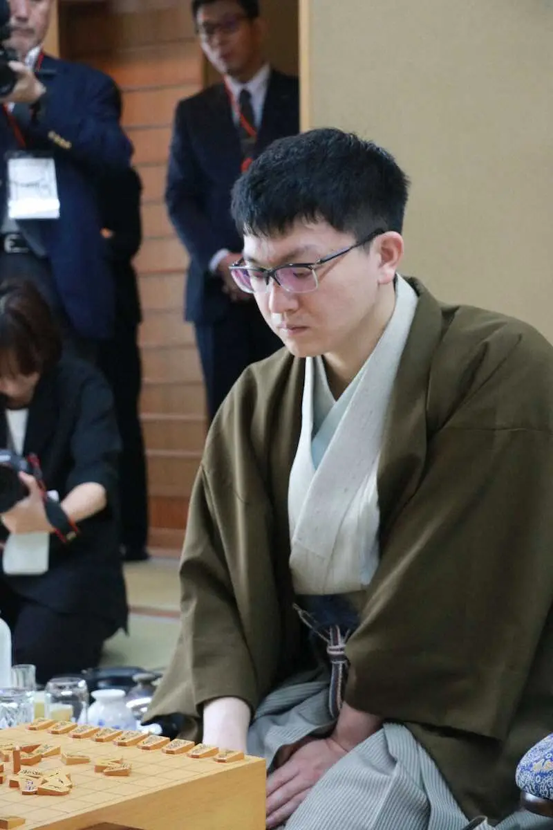【画像・写真】藤井王位　永瀬九段2番目長考への応手は銀の退却　2日目午前は長考合戦も攻め合い姿勢
