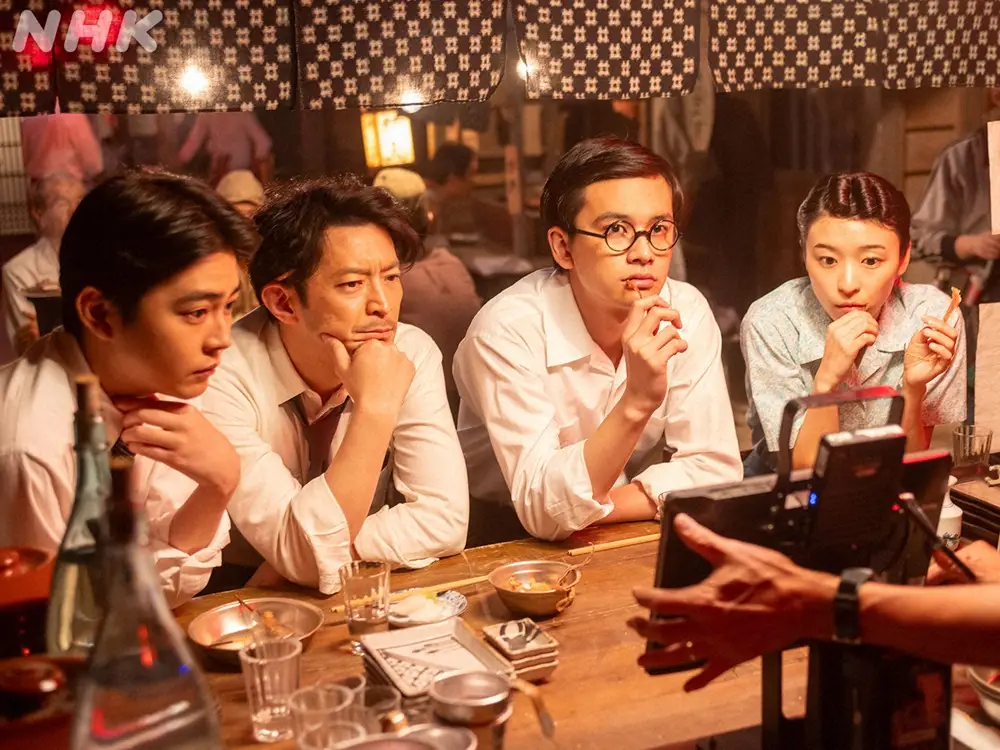 【画像・写真】連続テレビ小説「あんぱん」第78話。屋台に集合した「月刊くじら」編集部メンバー（左から岩清水信司役・倉悠貴、東海林明役・津田健次郎、柳井嵩役・北村匠海、小田琴子役・鳴海唯）の撮影中のメイキングショット…番組公式X（@asadora_nhk）から