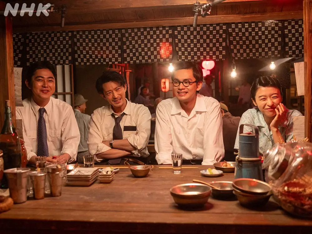 【画像・写真】連続テレビ小説「あんぱん」第78話。屋台に集合した「月刊くじら」編集部メンバー（左から岩清水信司役・倉悠貴、東海林明役・津田健次郎、柳井嵩役・北村匠海、小田琴子役・鳴海唯）の撮影中のメイキングショット…番組公式X（@asadora_nhk）から