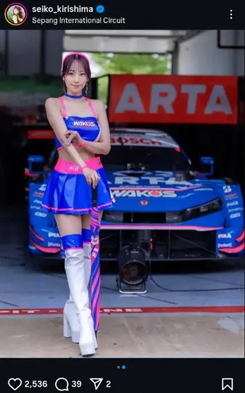 【画像・写真】“レース界の聖子ちゃん”霧島聖子　ブルーのミニスカ・コス姿披露に「見返り美人」「最高に可愛い～」