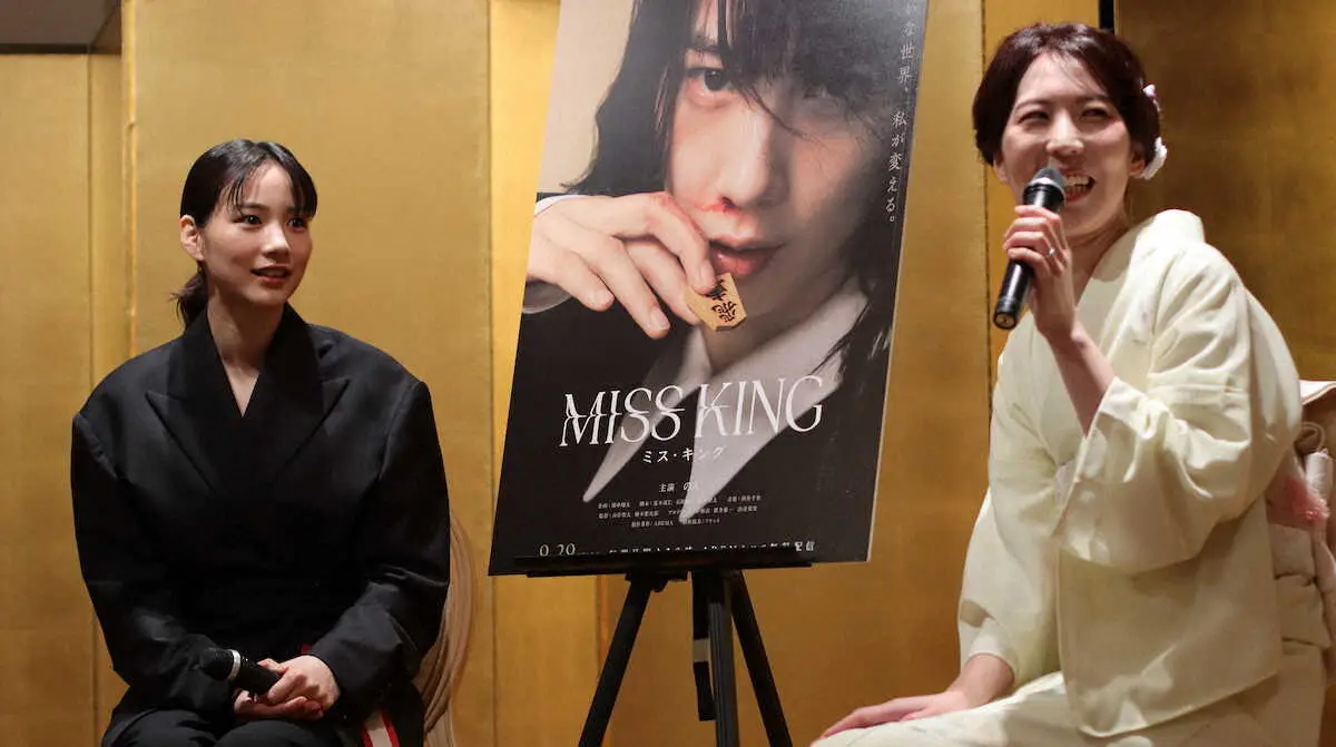 【画像・写真】のんが福間香奈女王に花束を贈呈　「奥深さにすっかり魅了されました」　マイナビ女子オープン就位式