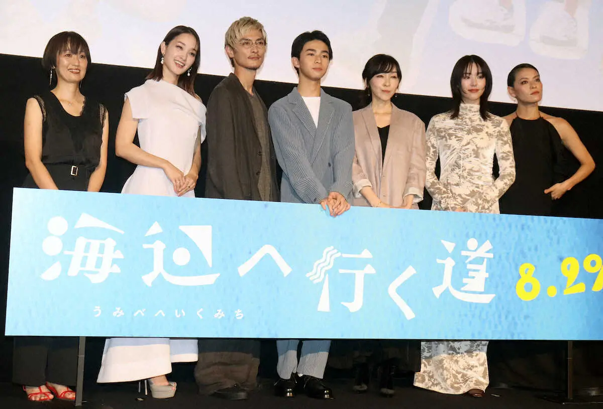 【画像・写真】映画「海辺へ行く道」の完成披露上映会に出席した（左から）横浜聡子監督、剛力彩芽、高良健吾、原田琥之佑、麻生久美子、唐田えりか、菅原小春