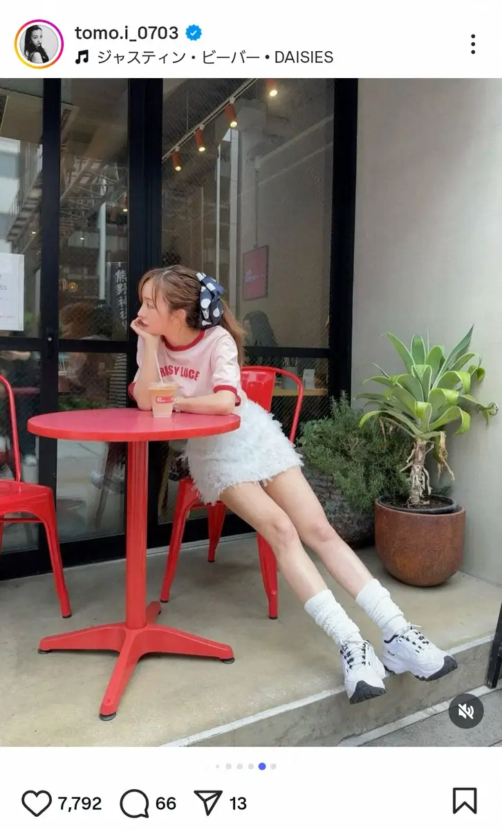 【画像・写真】板野友美　おなかチラ見え＆美脚スタイル映える“ガーリーコーデ”披露にファン「脚ほっそ！！」