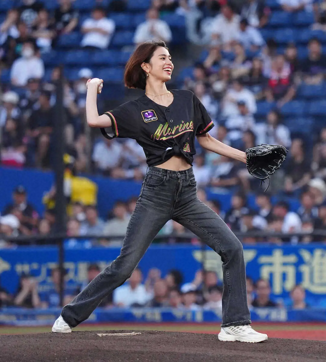 【画像・写真】モデル佐藤晴美「95点」始球式　1メートル73圧巻スタイルに球場どよめき「顔ちっちゃーい」「細すぎ」
