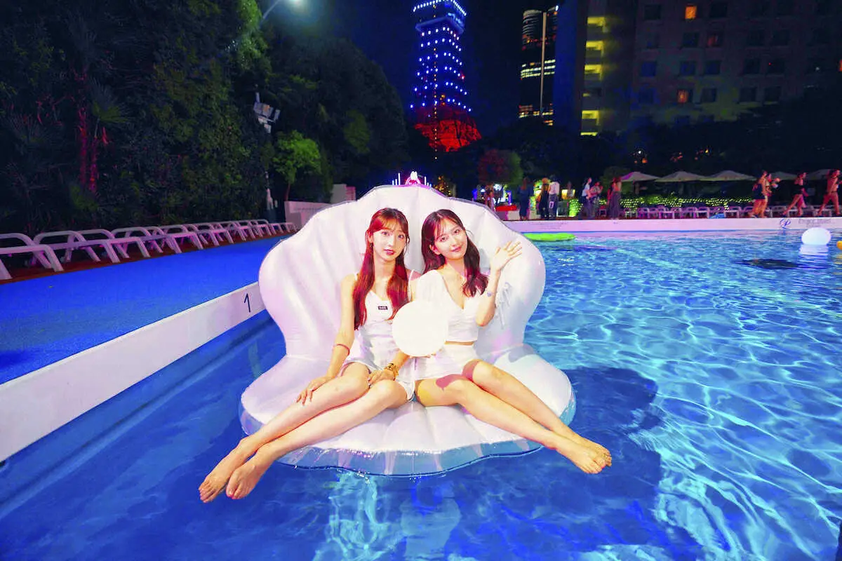 【画像・写真】CanCam読者モデル　“映える”ナイトプールを堪能「いろんな自撮りを楽しめる」