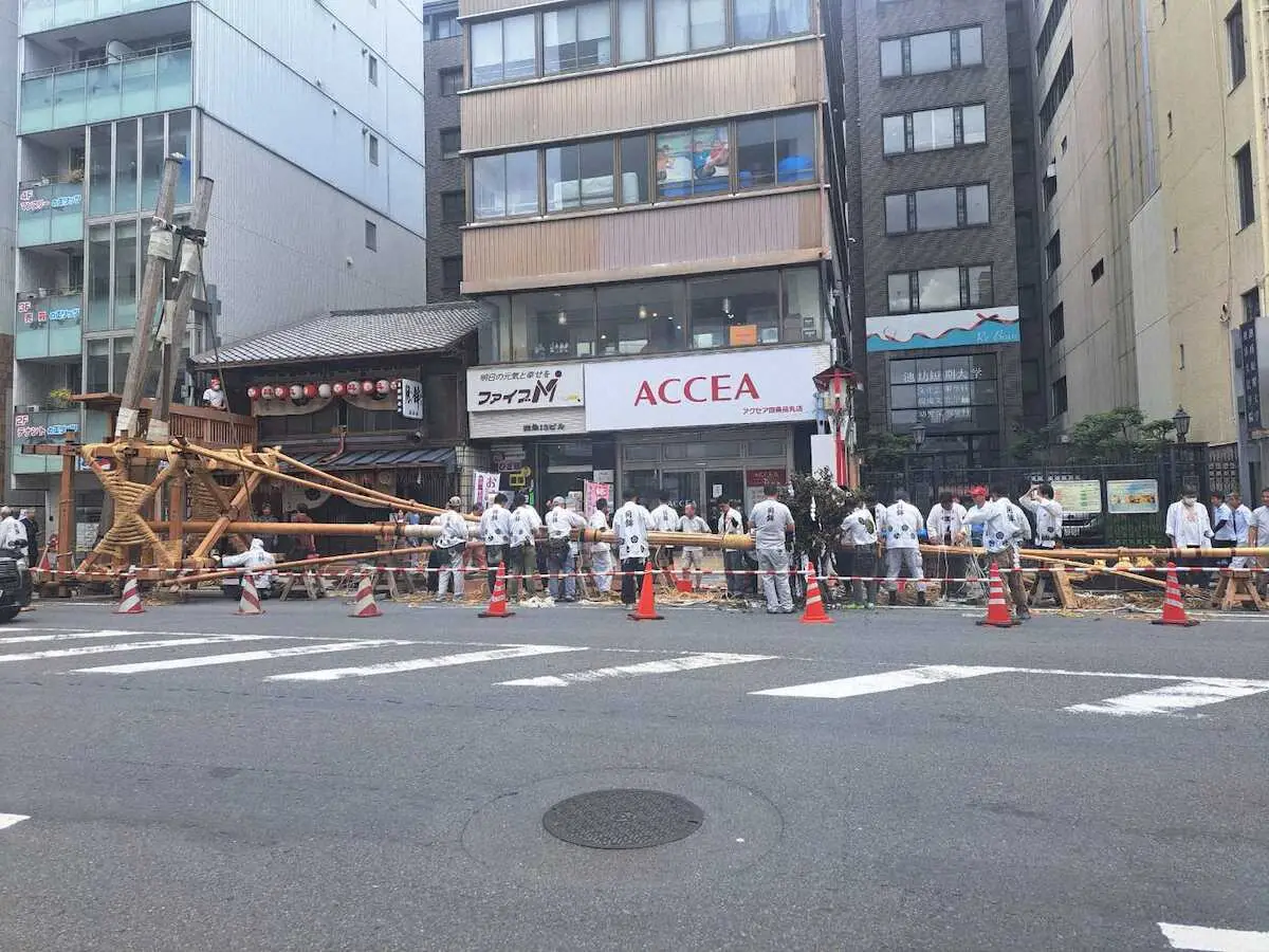 【画像・写真】＜写真説明＞こちら、月鉾を片付けるの図。まずは横にして…たてるときも横にしてからたてて、そのあと縦にします