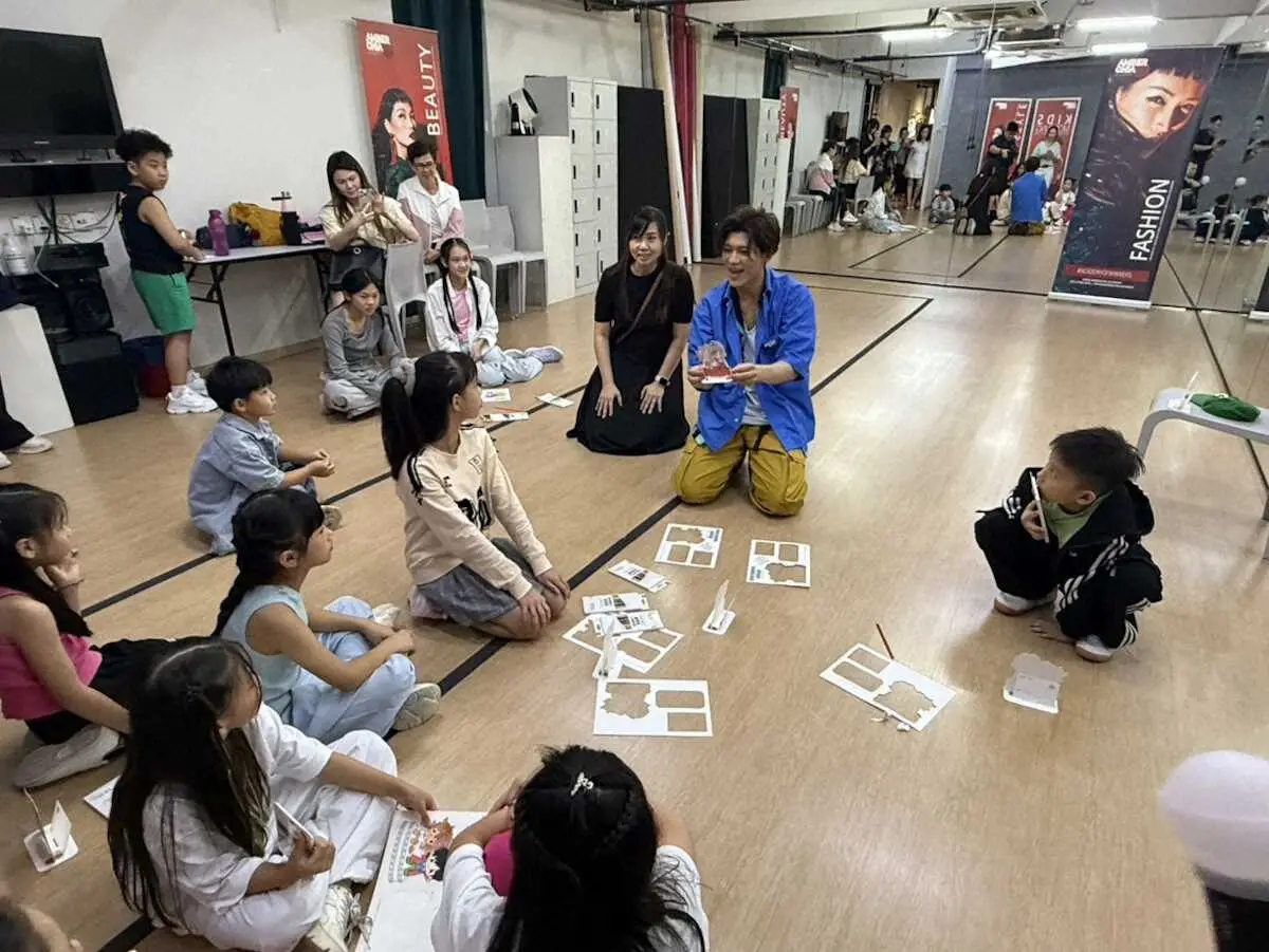 【画像・写真】新浜レオン　マレーシアでWAKIWAKI　初海外イベント「JAPAN　EXPO」で子供たちとダンス