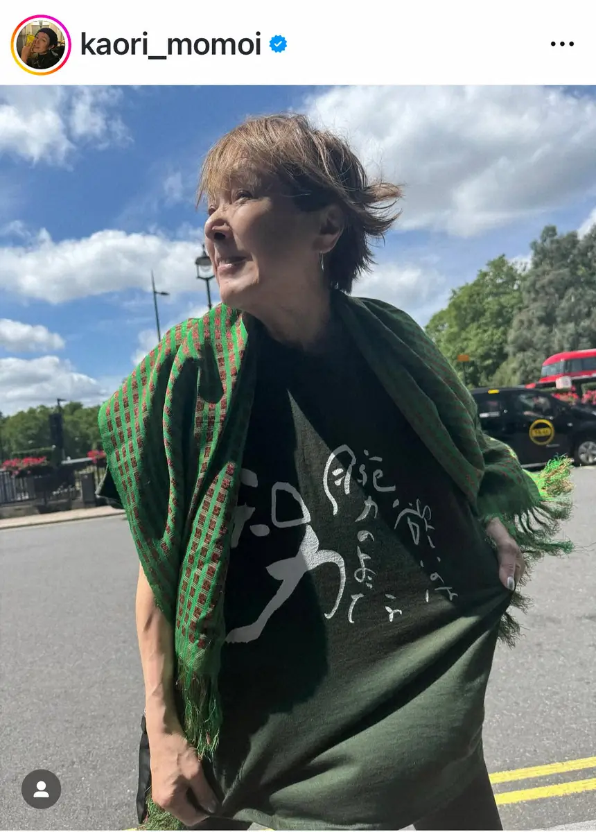 【画像・写真】桃井かおり　「いつも前をてくてく歩く旦那の背中には…」夫の姿披露に「幸せそう」「今日も仲良し」の声