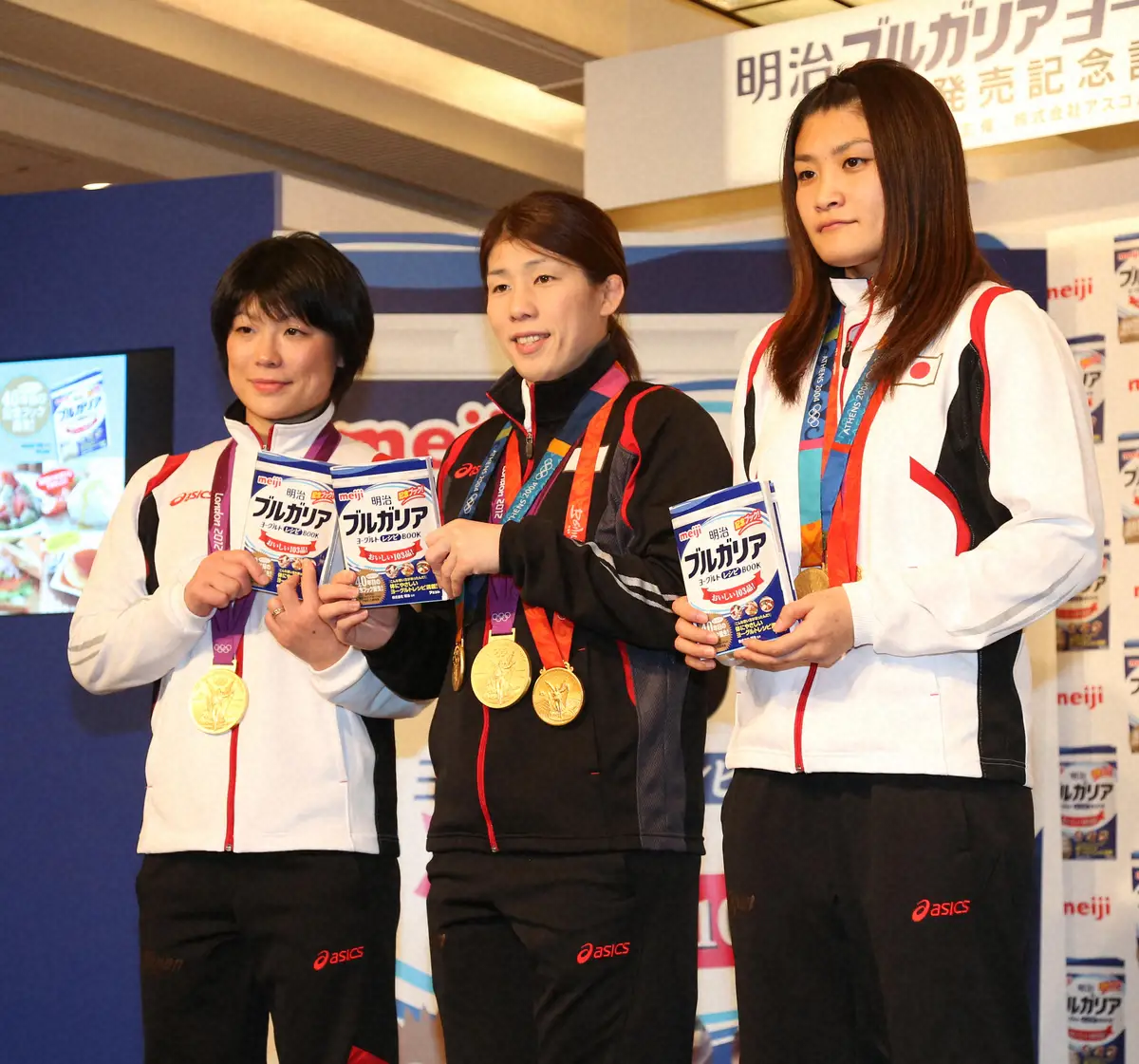 【画像・写真】12年「明治ブルガリア・・レシピ本記者発表」に出席した（左から）小原日登美さん、吉田沙保里さん、伊調馨さん