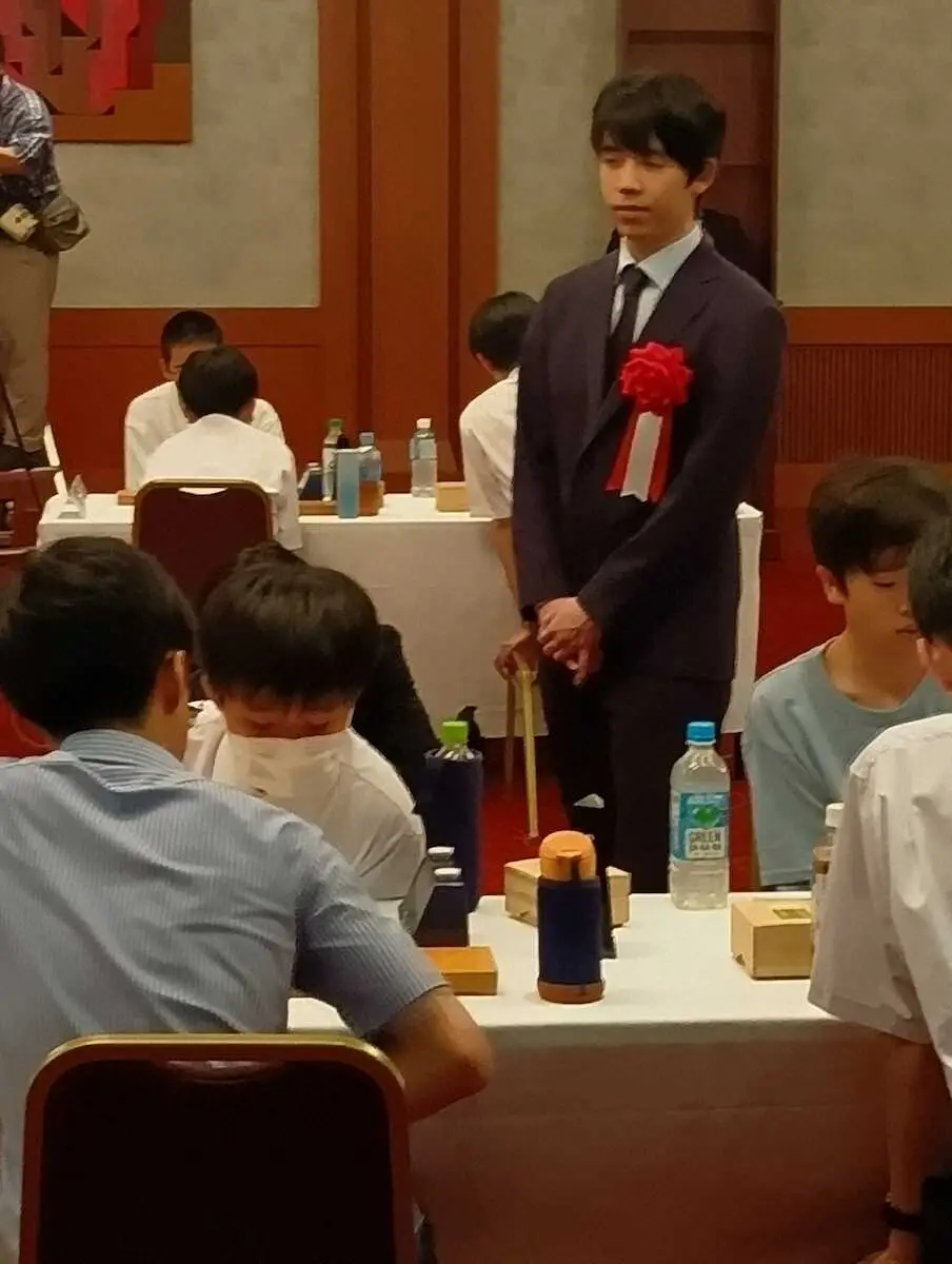 【画像・写真】藤井王将　誕生日に23歳初仕事　「全国大会での交流は貴重」名古屋で中学生名人戦視察