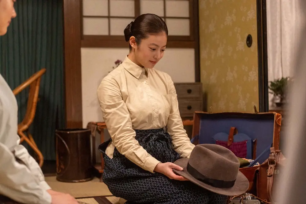 【画像・写真】「あんぱん」羽多子ドキドキ？嵩またも赤いハンドバッグ渡せず…ネット爆笑も「編集長の愛」のぶ退社＆上京