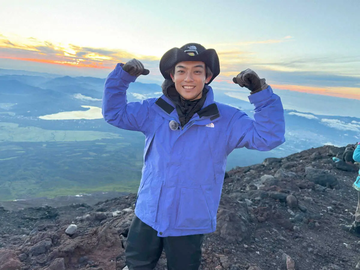 【画像・写真】辰巳ゆうと　富士山頂で最新シングル「運命の夏」熱唱　紅白出場祈願も
