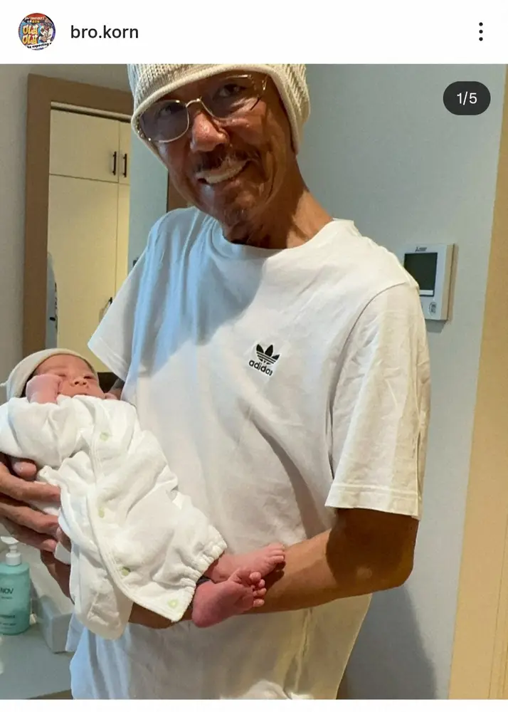 【画像・写真】ブラザー・コーン　「6人目の孫に初対面」赤ちゃん抱く写真に「ファンキーなお爺ちゃん」「若々しい」の声