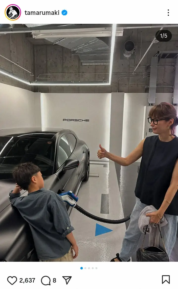 【画像・写真】田丸麻紀　6歳の「次男恐竜と」高級外車の愛車を充電　愛車＆親子の3ショット披露