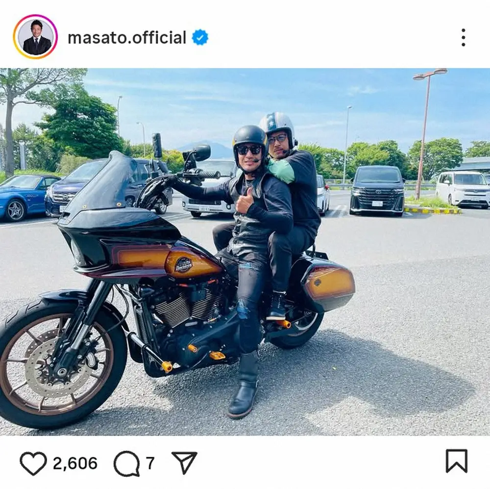 【画像・写真】魔裟斗　なぜか人気お笑い芸人と「タンデムツーリング」　愛車ハーレーと3ショットに「胸板ブラザーズ」