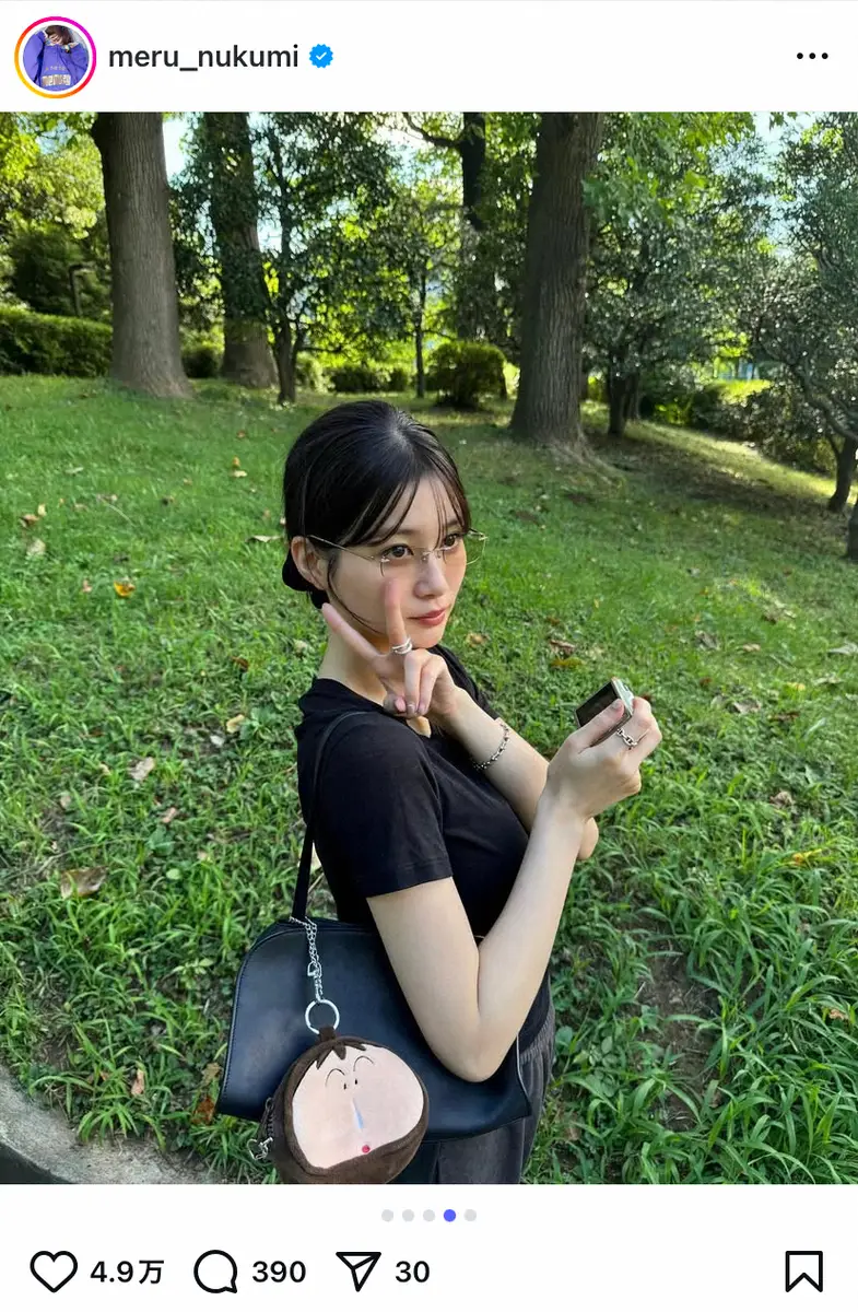 【画像・写真】めるる　流行りの「リムレス眼鏡」姿が話題！　バッグにも注目集まる「可愛すぎる」「似合う！」