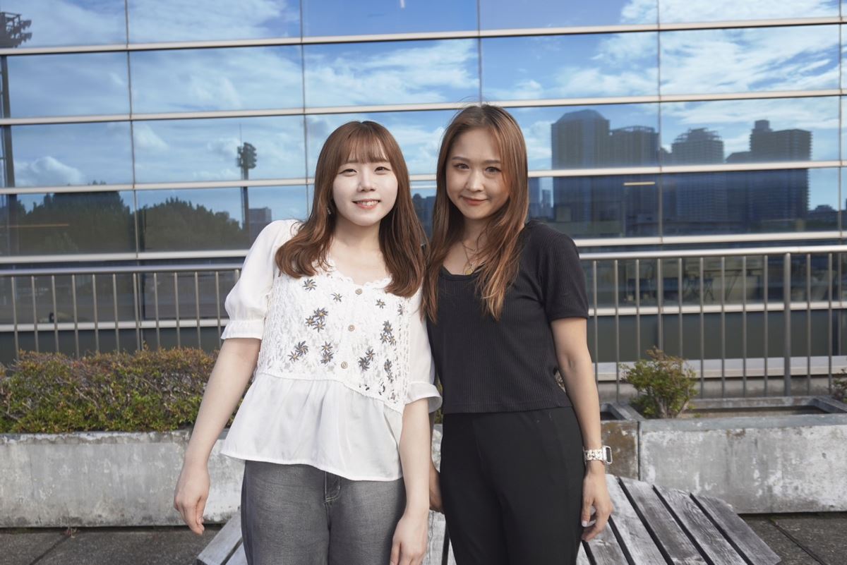 【画像・写真】スポニチ東京本社でセルフ撮影に臨んだmarina（左）とayaka
