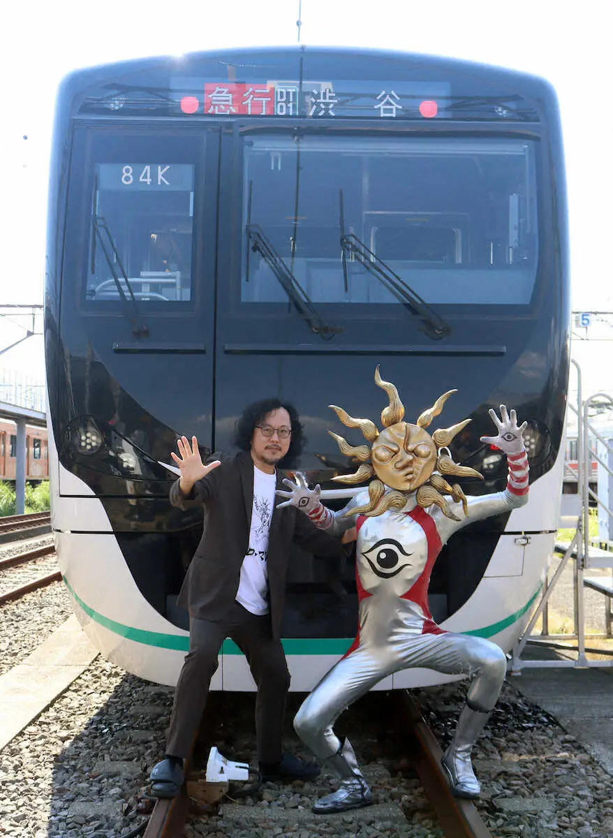 【画像・写真】車両をバックに藤井亮監督とポーズを決めるタローマン