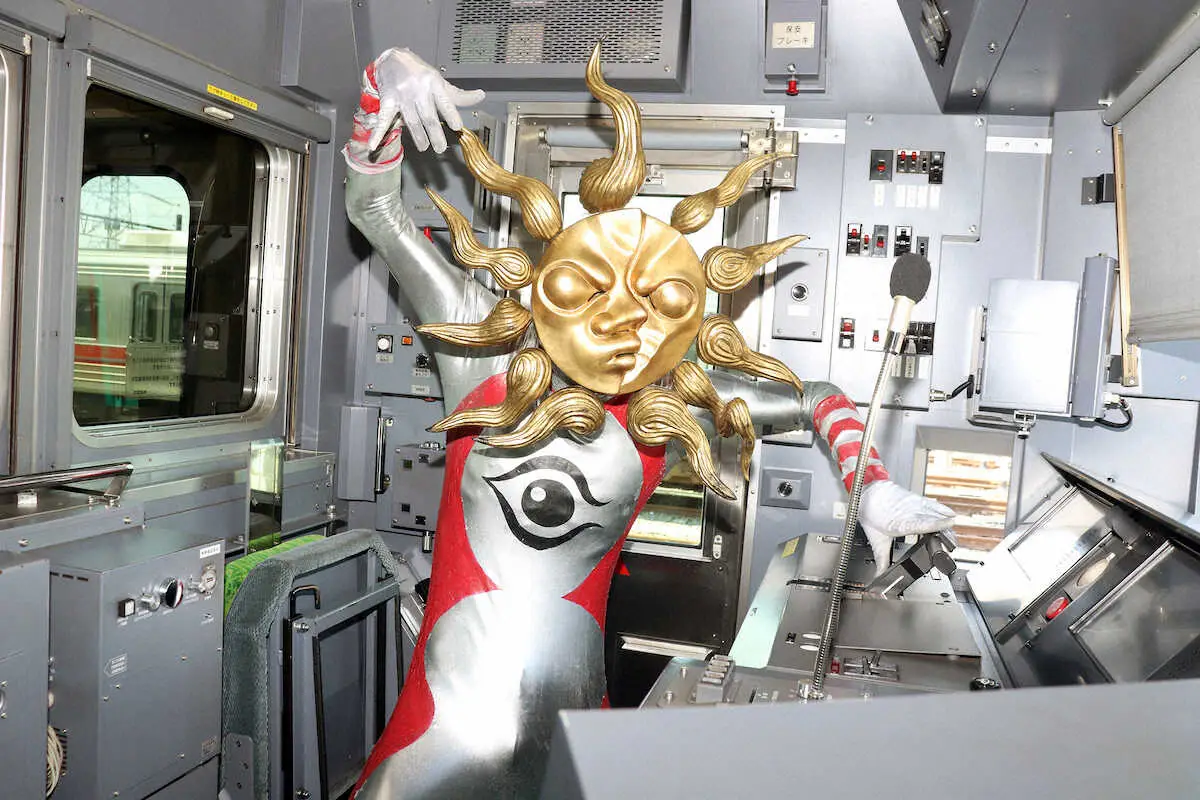 【画像・写真】運転席に乗り込むタローマン